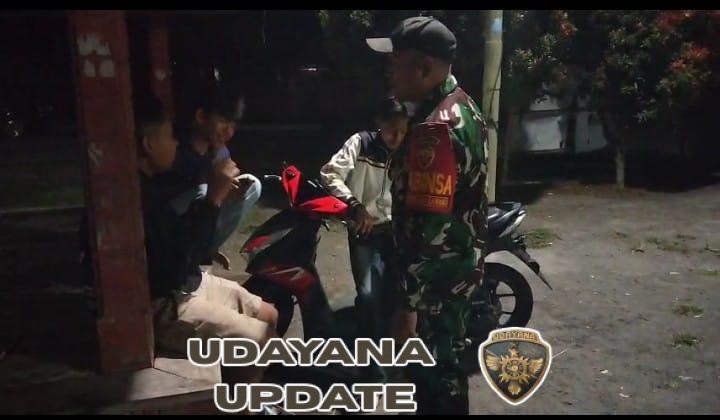 ‎Babinsa Sembalun Patroli Malam, Ajak Pemuda Jaga Kamtibmas di Dusun Lendang Luar ‎ ‎ ‎Kopda Saparwadi Ingatkan Pemuda Hindari Balap Liar dan Nongkrong Hingga Larut Malam ‎ ‎ ‎Cegah Gangguan Keamanan, Babinsa Sembalun Tegaskan Larangan Miras dan Narkoba ‎ ‎ ‎Patroli Malam Babinsa Koramil 1615-10 Sasar Dusun Lendang Luar Demi Situasi Kondusif ‎ ‎ ‎Babinsa Himbau Warga Tidak Nyalakan Api Unggun Sembarangan untuk Cegah Kebakaran ‎ ‎ ‎ ‎BABINSA SEMBALUN GELAR PATROLI MALAM AJAK PEMUDA JAGA KAMTIBMAS DI DUSUN LENDANG LUAR ‎ ‎LOMBOK TIMUR, SEMBALUN – Dalam rangka menjaga keamanan dan ketertiban masyarakat, Babinsa Koramil 1615-10/Sembalun, Kopda Saparwadi, melaksanakan patroli malam di wilayah Dusun Lendang Luar, Desa Sembalun, Kecamatan Sembalun, Kabupaten Lombok Timur, pada Minggu (02/11/2025) pukul 19.30 WITA.  ‎ ‎Patroli ini merupakan bagian dari tugas rutin Babinsa untuk memastikan situasi wilayah tetap kondusif serta mempererat hubungan dengan warga. ‎ ‎Dalam kesempatan tersebut, Kopda Saparwadi mengajak para pemuda agar ikut berperan aktif dalam menjaga keamanan lingkungan. Ia menegaskan bahwa pemuda memiliki peran penting sebagai generasi penerus dan garda terdepan dalam menciptakan suasana aman, damai, dan tertib di desa. “Tanpa peran serta pemuda, menjaga keamanan lingkungan tidak akan berjalan maksimal,” ujarnya. ‎ ‎Selain itu, Babinsa menghimbau para pemuda untuk menghindari berbagai bentuk kegiatan negatif yang dapat menimbulkan keresahan masyarakat. Ia mencontohkan tindakan seperti balap liar, nongkrong hingga larut malam tanpa tujuan jelas, serta membuat keributan. Menurutnya, perilaku tersebut tidak hanya mengganggu kenyamanan warga, tetapi juga berpotensi memicu konflik dan kecelakaan. ‎ ‎Kopda Saparwadi juga menekankan pentingnya menjauhi perilaku menyimpang seperti pesta minuman keras, penyalahgunaan narkoba, dan tindakan asusila di tempat umum. Ia turut mengingatkan agar tidak menyalakan api unggun sembarangan karena wilayah Sembalun yang berhawa sejuk dan dekat dengan kawasan perbukitan sangat rawan terjadi kebakaran apabila tidak diawasi dengan baik. ‎ ‎Kegiatan patroli malam yang dilaksanakan Babinsa ini berjalan aman, tertib, dan mendapatkan sambutan positif dari warga. Masyarakat menyampaikan apresiasi atas kehadiran Babinsa yang senantiasa peduli dan aktif menjaga keamanan desa mereka. Warga berharap sinergi antara aparat dan masyarakat terus terjalin guna menciptakan lingkungan yang damai dan kondusif di Dusun Lendang Luar. ‎ ‎ ‎