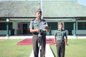 Kasdim 1607/Sumbawa Pimpin Upacara Awal Bulan, Tekankan Disiplin dan Jauhi Pelanggaran