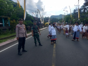 Dukung kelancaran upacara keagamaan, Babinsa 1623-05/Manggis bersama Pecalang laksanakan pengamanan.