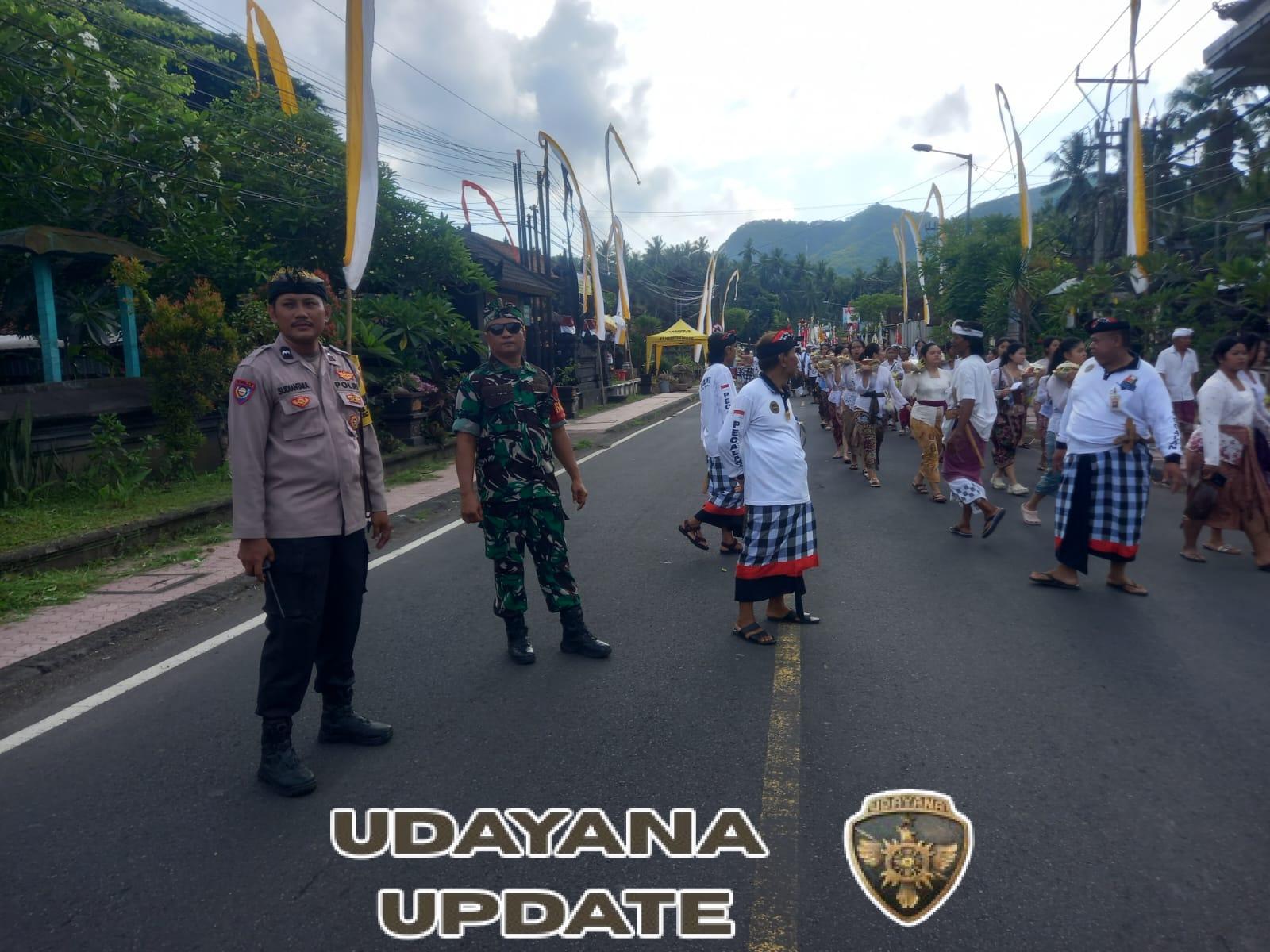 Dukung kelancaran upacara keagamaan, Babinsa 1623-05/Manggis bersama Pecalang laksanakan pengamanan.