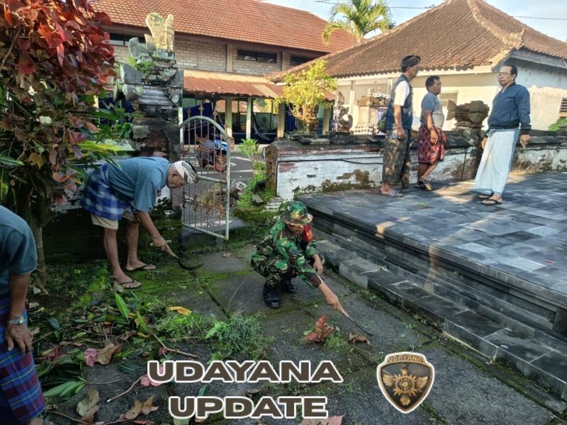 Sinergi TNI dan Krama Adat: Babinsa Jegu Turut Lestarikan Kebersihan Pura Khayangan Puseh