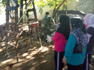 Babinsa dan Warga Dasan Agung Gencarkan PSN Cegah DBD