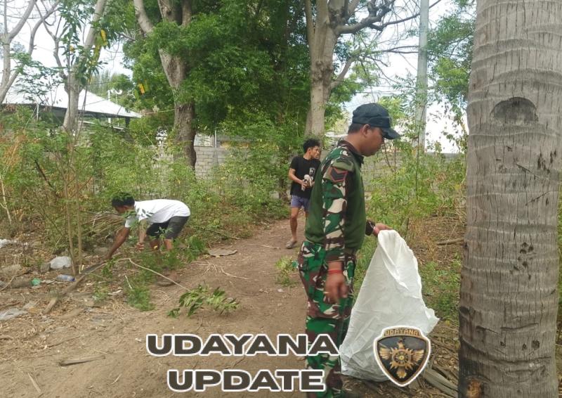 Gotong Royong Babinsa dan Warga Warnai Gili Trawangan Bersih