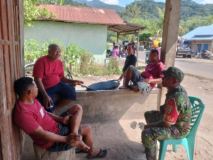 Babinsa Koramil 1602-04/Maurole Jalin Kedekatan dengan Warga Lewat Komsos di Desa Neotonda