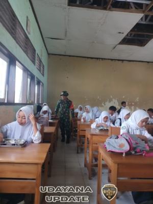 Babinsa Seteluk Dampingi Program Makan Bergizi Gratis di SMP Negeri 1 Seteluk