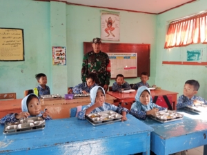 Babinsa Jereweh Dampingi Program Makan Bergizi Gratis di SDN 2 Belo
