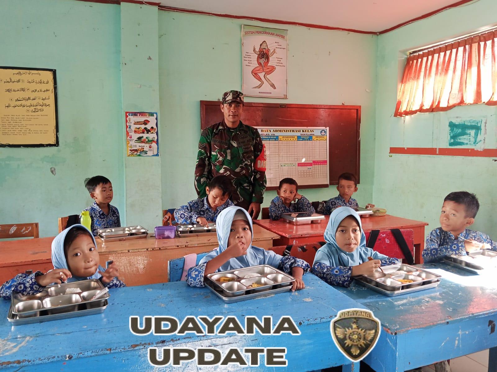 Babinsa Jereweh Dampingi Program Makan Bergizi Gratis di SDN 2 Belo