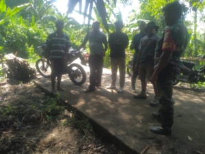 Babinsa Seteluk dan Warga Desa Desaloka Gelar Gotong Royong Wujudkan Lingkungan Bersih