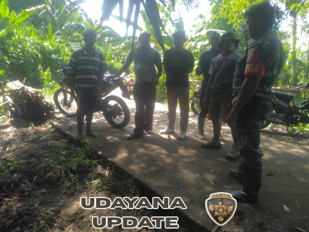 Babinsa Seteluk dan Warga Desa Desaloka Gelar Gotong Royong Wujudkan Lingkungan Bersih