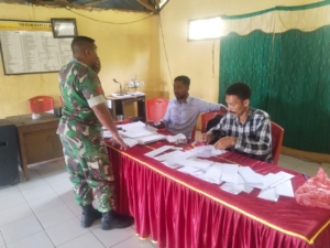 Babinsa Koramil 1602-03/Detusoko Laksanakan Komsos dan Pemantauan Wilayah di Desa Nggumbelaka