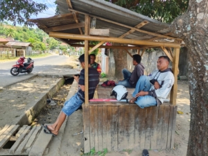 Babinsa Ramil 1602-01/Ende Gelar Komsos dan Pamwil Bersama Warga Desa Rukuramba