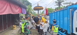Wujud Pengabdian, Babinsa Payangan Dampingi Umat Jalankan Dewa Yadnya Melasti