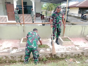 Wujudkan Lingkungan Kerja Nyaman, Babinsa Koramil 1602-01/Ende Laksanakan Pembersihan Rutin