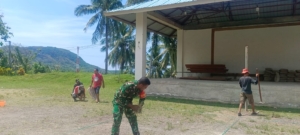 Babinsa Ndona Gelar Karya Bakti dan Komsos Bersama Umat Paroki Immaculatha