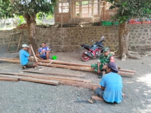Babinsa Kelurahan Kotaratu Ajak Warga Jaga Kamtibmas Lewat Kegiatan Komsos