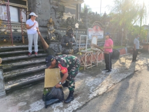 Babinsa Serka Agus Mahendra Ajak Warga Gotong Royong dan Tanam Pohon Cokelat Dukung Desa Penyaringan Raih Adipura