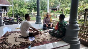 Babinsa Blimbingsari Jalin Komsos dengan Tokoh Masyarakat, Perkuat Sinergi Jaga Keamanan Wilayah