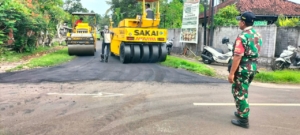 Babinsa Kodim 1617/Jembrana Turun Langsung Awasi Perbaikan Jalan Sepanjang 600 Meter di Desa Mendoyo