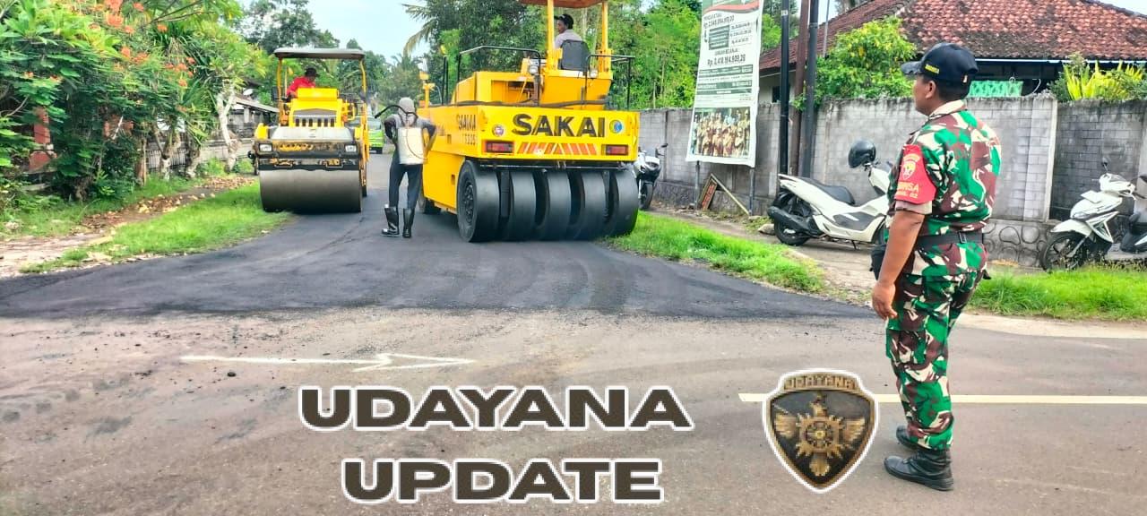 Babinsa Kodim 1617/Jembrana Turun Langsung Awasi Perbaikan Jalan Sepanjang 600 Meter di Desa Mendoyo