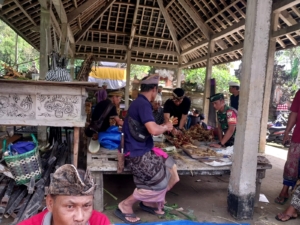 Wujud Kedekatan TNI dengan Rakyat, Babinsa Tampaksiring Turun Langsung Dukung Persiapan Piodalan