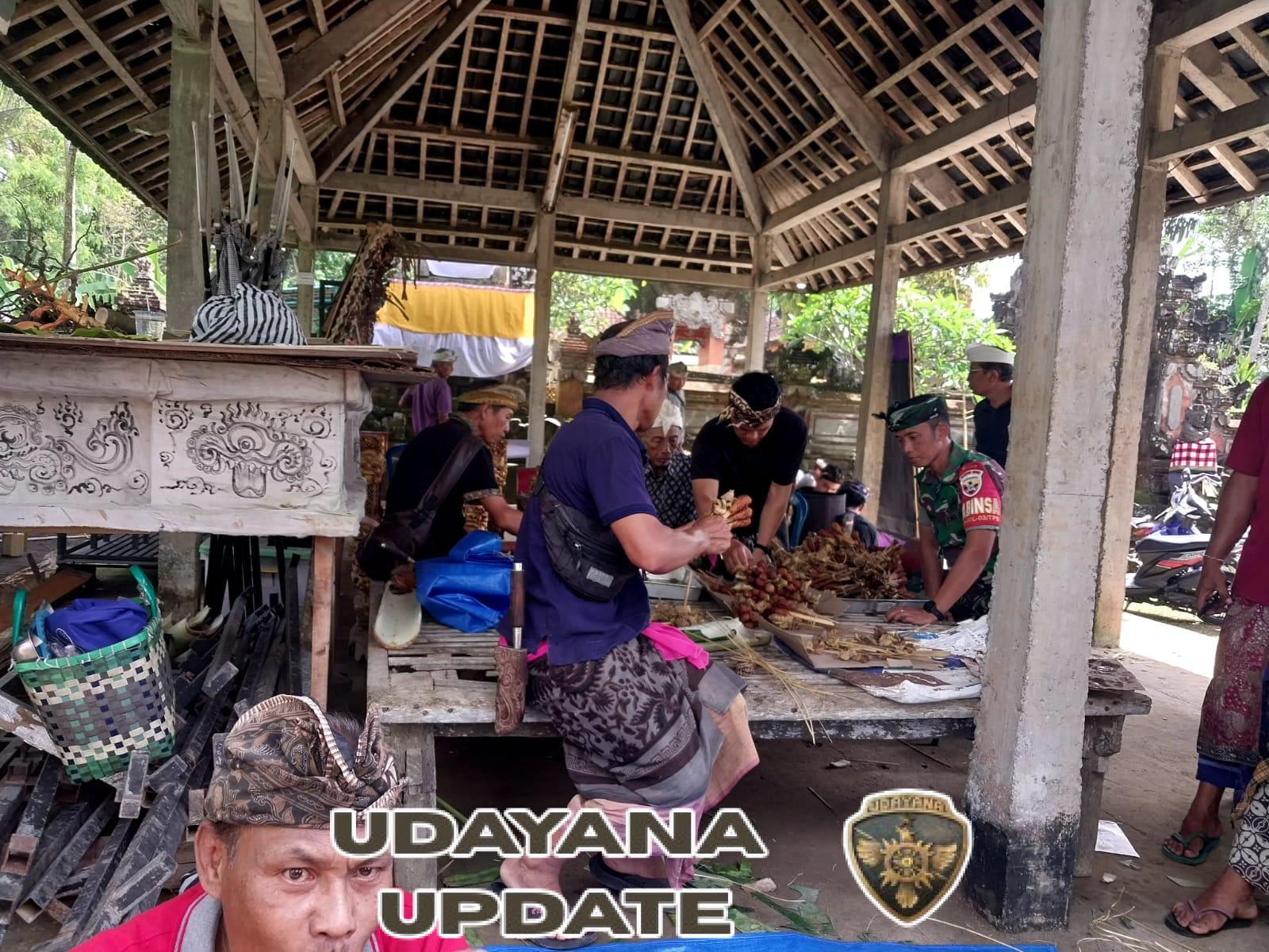 Wujud Kedekatan TNI dengan Rakyat, Babinsa Tampaksiring Turun Langsung Dukung Persiapan Piodalan