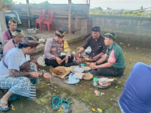 Babinsa Samplangan Wujudkan Kebersamaan Lewat Komsos dan Ngayah di Pura Dalem Bukit Batu