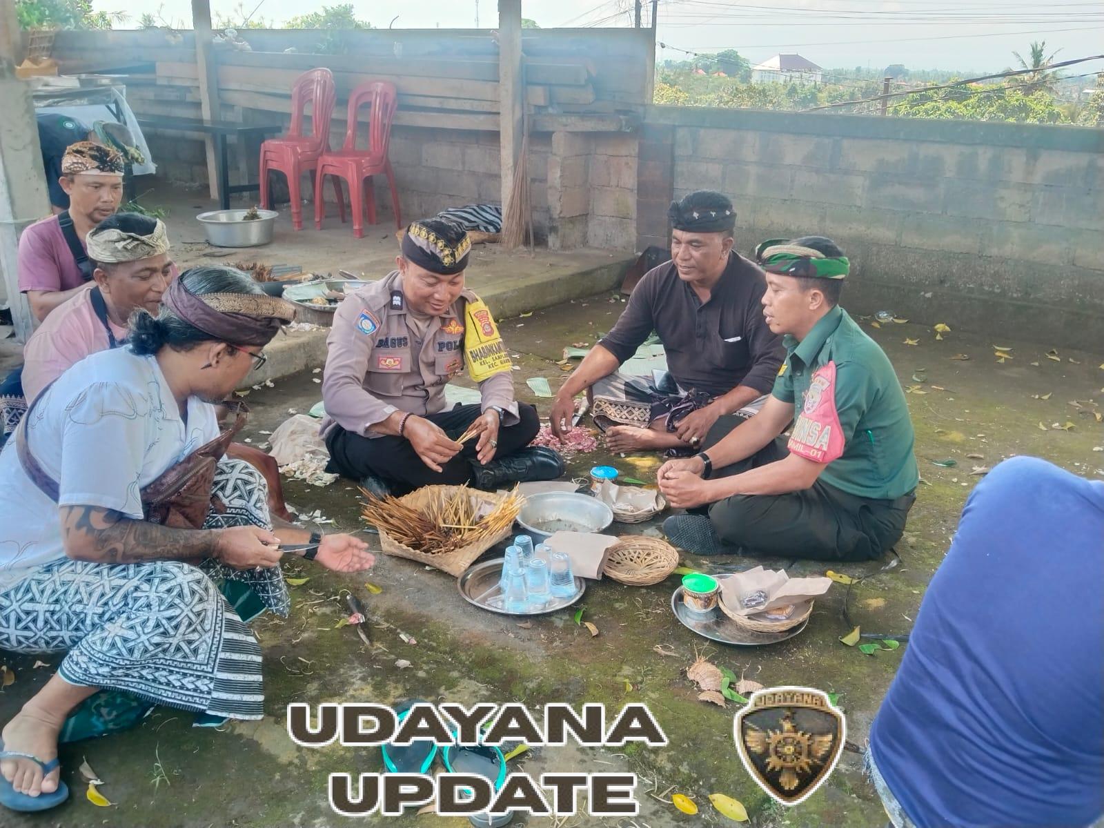 Babinsa Samplangan Wujudkan Kebersamaan Lewat Komsos dan Ngayah di Pura Dalem Bukit Batu