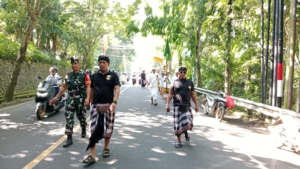 Nunas Tirta Ke Beji Tukad Melangit, Babinsa Tusan Bersinergi Gelar Pengamanan