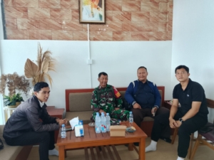 Bangli – Babinsa Desa Batur Selatan, Serka I Nengah Koding, melaksanakan kegiatan monitoring dan pengecekan kesiapan Satuan Pelayanan Pemenuhan Gizi (SPPG) yang dikelola oleh Yayasan Bulan Palapa, bertempat di Jalan Raya Penelokan, Desa Batur Selatan, Kecamatan Kintamani, Kabupaten Bangli. Senin (3/11/2025)  Kegiatan tersebut dilaksanakan pada pukul 10.30 WITA s.d. 11.45 WITA, dalam rangka persiapan sebelum tim dari Badan Gizi Nasional melakukan verifikasi lapangan terhadap kesiapan operasional fasilitas tersebut.  Babinsa Desa Batur Selatan, Serka I Nengah Koding, menyampaikan bahwa kehadiran Babinsa dalam kegiatan ini merupakan bentuk dukungan terhadap program peningkatan gizi masyarakat, “Kami Babinsa akan selalu mendukung penuh kegiatan yang berkaitan dengan kesejahteraan dan kesehatan warga binaan, terutama dalam hal pemenuhan gizi masyarakat,” ujar Serka I Nengah Koding.  Sementara itu, Dandim 1626/Bangli Letkol Arm Gede Arya Girinatha Utama menyampaikan apresiasinya terhadap kegiatan yang dilakukan Babinsa di lapangan, “TNI melalui para Babinsa selalu berkomitmen mendukung program pemerintah di bidang kesehatan dan gizi masyarakat. Kehadiran Babinsa dalam pengecekan ini sangat penting untuk memastikan fasilitas berjalan baik sebelum pelayanan dibuka untuk masyarakat,” tegas Dandim.  Dengan kesiapan yang telah dilakukan, diharapkan Satuan Pelayanan Pemenuhan Gizi di Desa Batur Selatan dapat segera beroperasi dan memberikan manfaat nyata bagi peningkatan derajat kesehatan masyarakat di wilayah Kintamani. (Pendim 1626/Bangli)