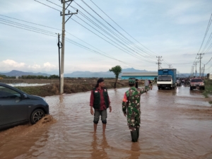 Babinsa Serda Sahbudin Atur Arus Lalu Lintas Saat Banjir di Desa Pandai