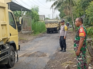 Babinsa dan Bhabinkamtibmas Desa Bangbang Bersinergi Amankan Kegiatan Pengaspalan Jalan Kabupaten