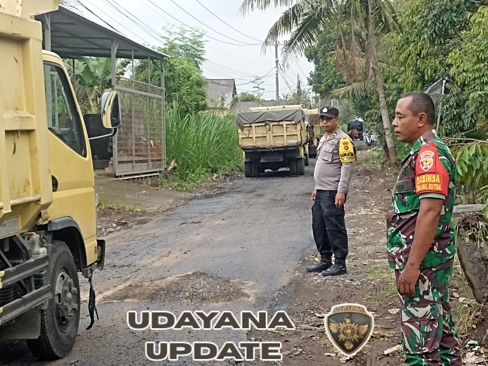 Babinsa dan Bhabinkamtibmas Desa Bangbang Bersinergi Amankan Kegiatan Pengaspalan Jalan Kabupaten