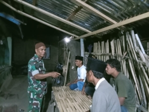 Babinsa Desa Campa Ajak Warga Jaga Kebersihan dan Keamanan Saat Ronda Malam