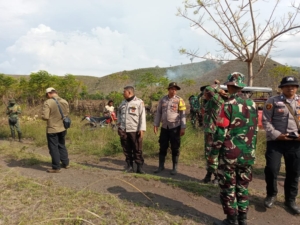 Babinsa dan Polisi Bersinergi Amankan Kawasan Taman Nasional Tambora  Patroli Gabungan Cegah Penebangan Liar dan Perburuan Satwa di Piong  Taman Nasional Tambora Intensifkan Pengawasan Cegah Kebakaran dan Kerusakan Hutan  Tim Patroli Gabungan Sosialisasikan Pentingnya Pelestarian Hutan kepada Masyarakat  Misi Melindungi Alam: Patroli Gabungan Kawal Keamanan Taman Nasional Tambora     Bima _ Senin, 3 November 2025, sejumlah personel dari Posramil Sanggar dan Posramil Tambora Koramil 1608-05/Donggo melakukan patroli gabungan di kawasan Taman Nasional Tambora, tepatnya di area So Tantolo, Desa Piong, Kecamatan Sanggar, Kabupaten Bima. Dipimpin oleh Sertu David bersama personel TNI, POLRI, dan Mitra TN Tambora, kegiatan ini difokuskan pada pengawasan dan pembatasan aktivitas masyarakat yang melakukan penebangan liar, perburuan satwa, serta pencegahan kebakaran hutan.  Patroli dimulai dengan apel pengecekan tim yang dipimpin Ketua Tim Patroli, Bapak Faldeo, A.Md, di Resort Taman Nasional Tambora Desa Piong. Tim kemudian melakukan pemantauan keliling jalur Wadu Lare So Tantolo menuju sasaran utama. Pada pukul 15.03 Wita, tim patroli tiba di area Gret 206 Desa Piong yang menjadi titik fokus pengawasan.  Kegiatan patroli berjalan dengan lancar dan berakhir pada pukul 17.03 Wita di Resort Piong. Selama pengawasan, tidak ditemukan tindakan penebangan pohon maupun aktivitas ilegal lain yang merusak kawasan taman nasional. Patroli gabungan berjalan aman, tertib, dan efektif dalam mengawal kelestarian alam.  Kegiatan ini merupakan bagian dari upaya berkelanjutan yang berlangsung dari 28 Oktober sampai 6 November 2025. Diharapkan hadirnya patroli gabungan meningkatkan kesadaran masyarakat akan pentingnya menjaga kelestarian hutan dan satwa liar serta menekan aktivitas ilegal yang berpotensi merusak lingkungan kawasan taman nasional tersebut.