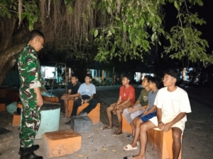 Babinsa Kandai Dua Ajak Pemuda Tak Nongkrong di Pinggir Jalan, Cegah Aksi Pemanahan