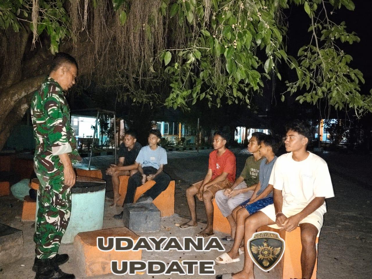 Babinsa Kandai Dua Ajak Pemuda Tak Nongkrong di Pinggir Jalan, Cegah Aksi Pemanahan