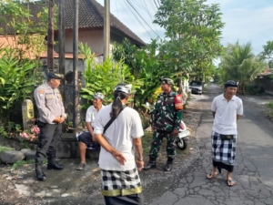 Kawal Upacara Melasti, Babinsa Negari Kompak Bersama Pecalang