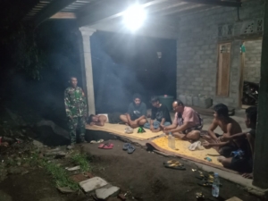Babinsa Dompu Pantau Ronda Malam Warga, Lingkungan Tetap Aman