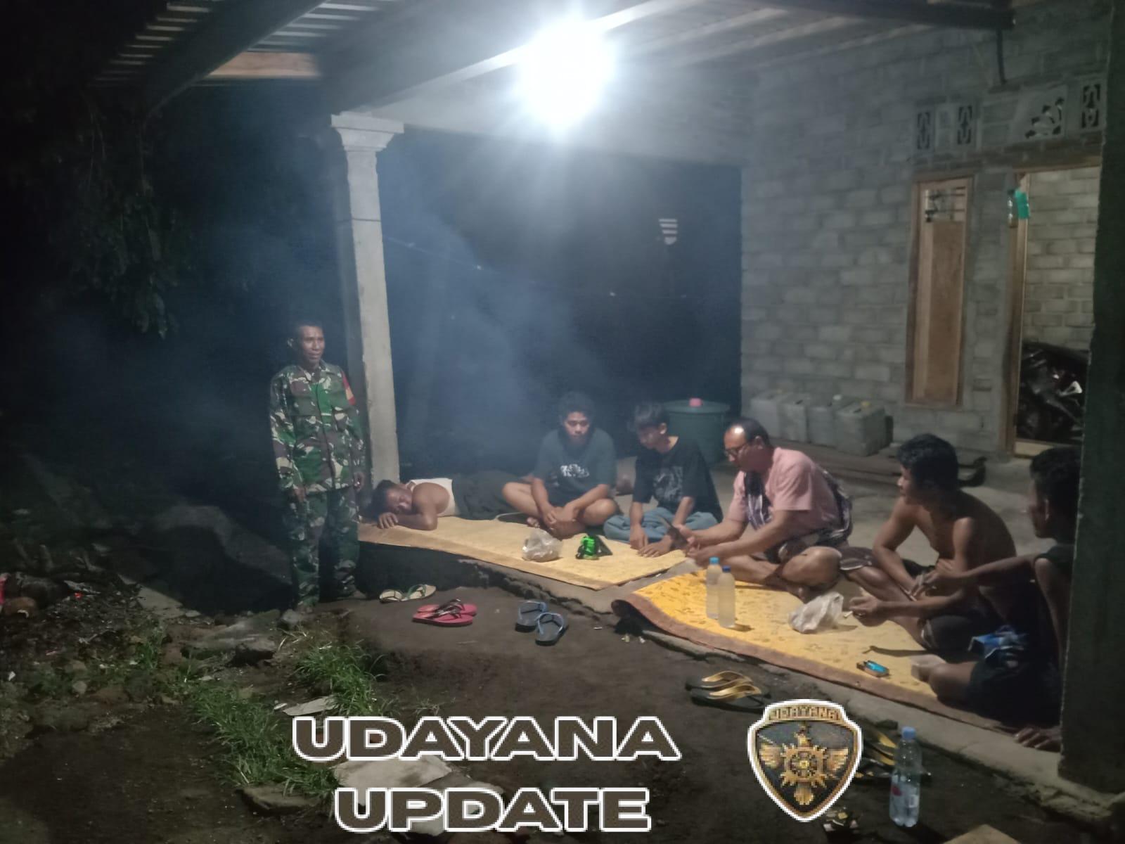 Babinsa Dompu Pantau Ronda Malam Warga, Lingkungan Tetap Aman