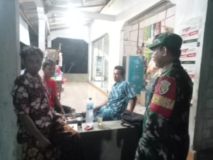 Babinsa Dompu Pantau Patroli Ronda Malam Warga di Dusun Sori Mila
