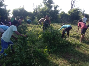 Babinsa Dompu Komsos dan Bersihkan TPU Bersama Warga Binaan