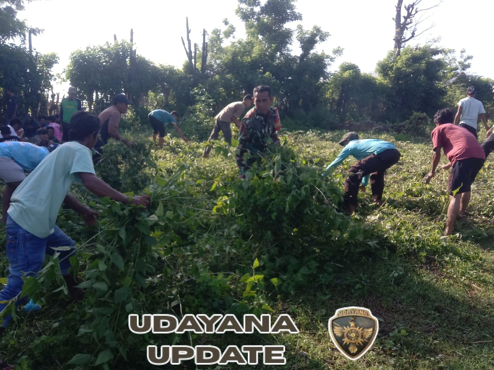 Babinsa Dompu Komsos dan Bersihkan TPU Bersama Warga Binaan