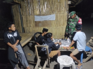 Babinsa Dompu Ingatkan Anak-Anak Gunakan Malam untuk Belajar