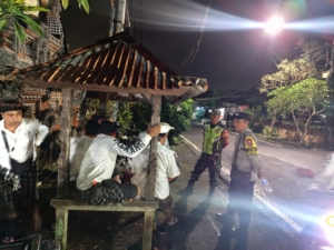 Wujud Sinergi, Babinsa dan Bhabinkamtibmas Amankan Rangkaian Upacara Adat di Payangan