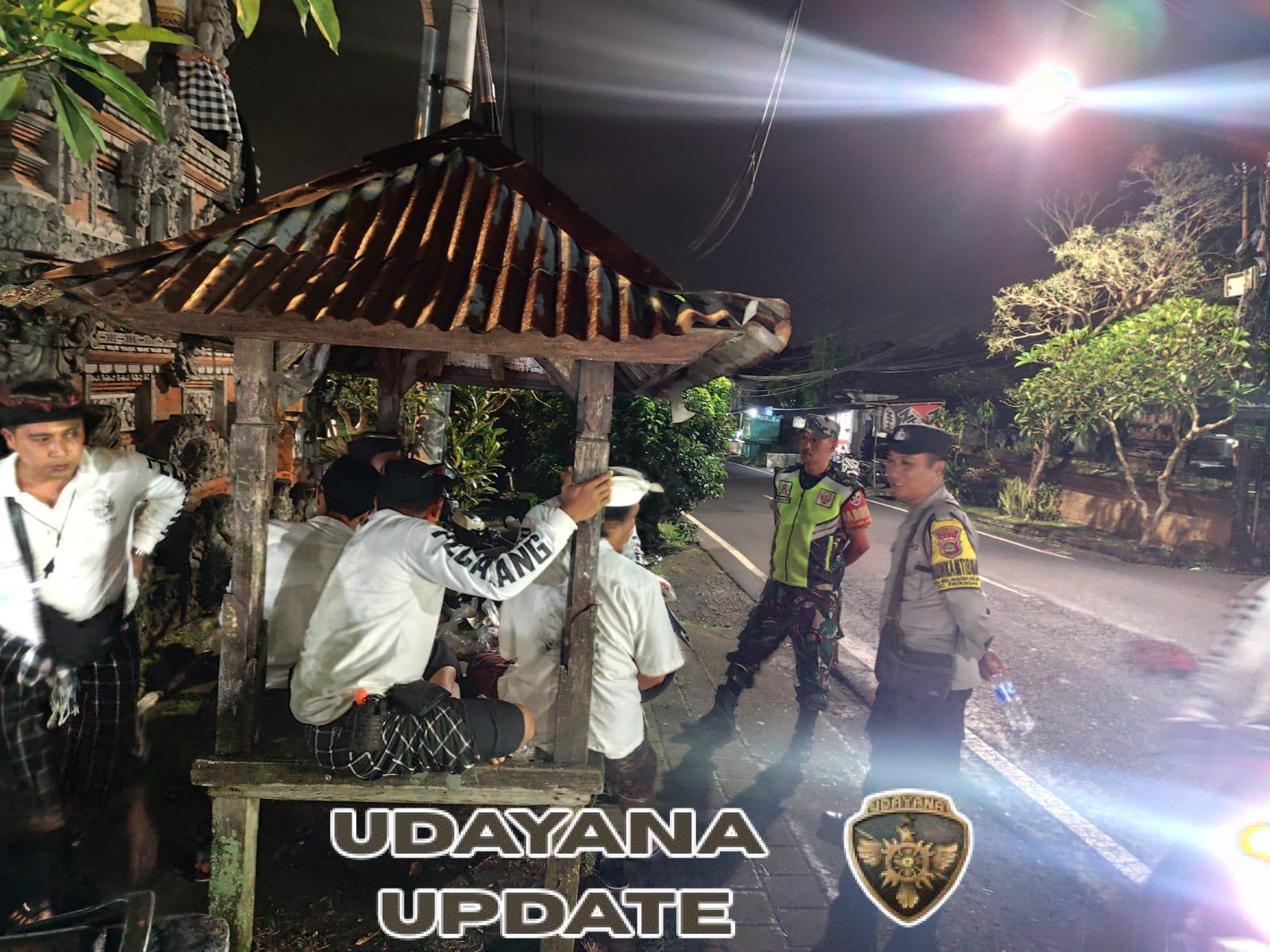 Wujud Sinergi, Babinsa dan Bhabinkamtibmas Amankan Rangkaian Upacara Adat di Payangan