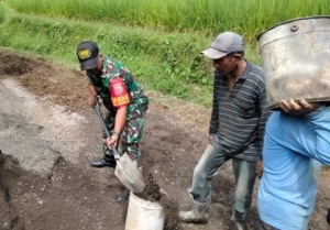 Semangat Gotong Royong: Babinsa dan Warga Bersama Perkuat Infrastruktur Desa