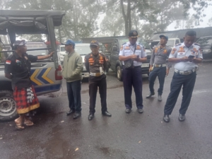 Babinsa Desa Sebudi 1623-06/Selat bersama Pecalang amankan upacara keagamaan.