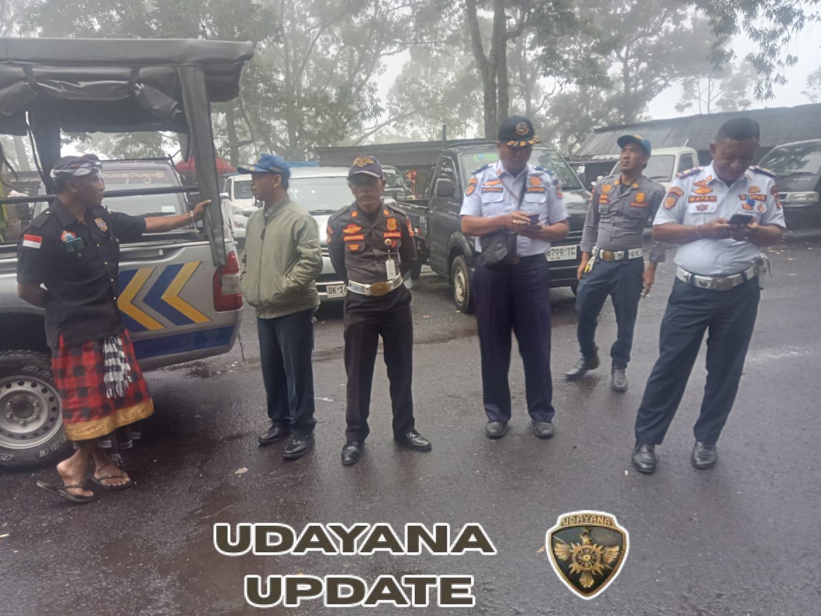 Babinsa Desa Sebudi 1623-06/Selat bersama Pecalang amankan upacara keagamaan.