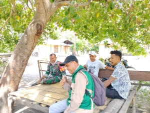 Babinsa Koramil 1602-04/Maurole Laksanakan Pamwil dan Komsos di Dusun Panalato