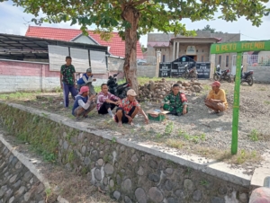 Babinsa Karamabura Ajak Warga Gunakan Waktu Secara Produktif